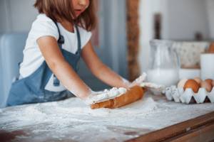 Leipominen lasten kanssa: Näin lapsi saa onnistumisen elämyksen keittiössä