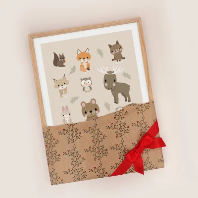 Julupaperiin ja rusettiin kääritty juliste, jossa on metsäneläimiä kehyksessä.
