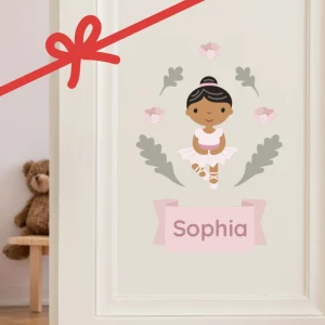 Kuvitus ballerinasta, jonka nimi on ”Sophia”, ovikoristeena lastenhuoneessa.