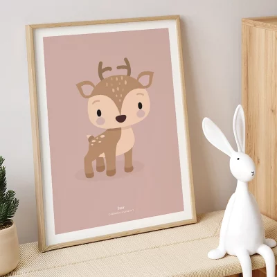 Söpöjä kauriita esittävä juliste lastenhuoneessa, asetettuna lipaston päälle sisustuksen keskelle.