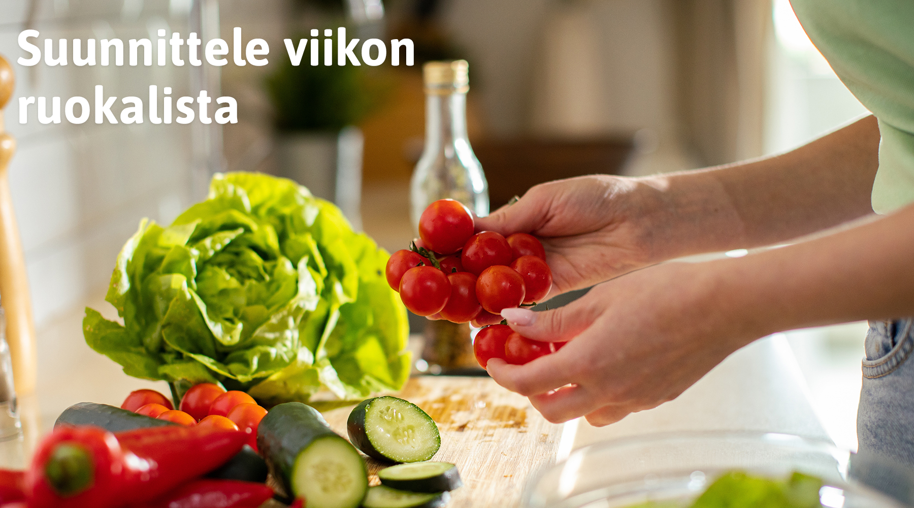 Henkilö leikkaa vihanneksia keittiön työtasolla