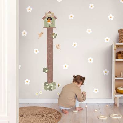 Lasten huoneen seinäkoriste, jossa on eläinteemainen mittataulu ja kukkakuvioita. Täydellinen lisä sisustukseen, joka tuo iloa ja leikkisyyttä lastenhuoneeseen.