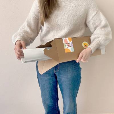 Pakkaus avataan, paljastaen sisällä oleva lastenhuoneen seinäkoriste.