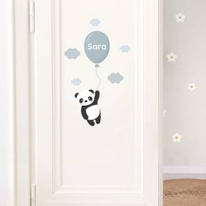 Panda-aiheinen ovitarra ilmapallon ja pilvien kanssa lastenhuoneen oveen. Tekstinä Sara.