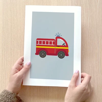 Punaisen paloauton kuvalla varustettu lastenhuoneen juliste. Täydellinen seinäkoriste lapsille, jotka rakastavat ajoneuvoja.