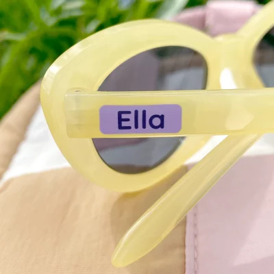 Aurinkolasit, joissa on nimilappu Ella. Valoisa ja värikäs design, täydellinen lapsille. Sopii hyvin kesäisiin ulkoiluihin ja leikkeihin.